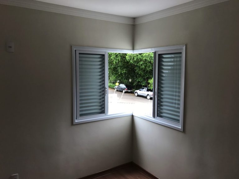 Suite detalhe janela de Canto Vista para area verde AP VM Estilo Único Apartamentos